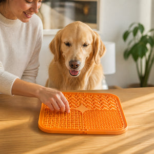 Tapis de léchage en silicone en utilisation